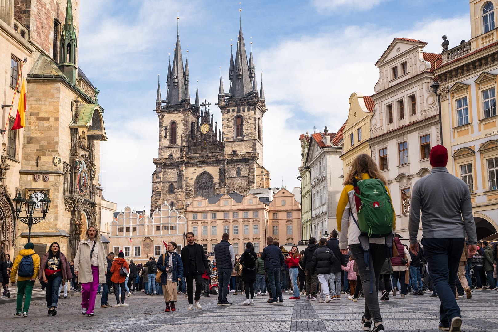Place de la Vieille Ville de Prague traversée par des touristes