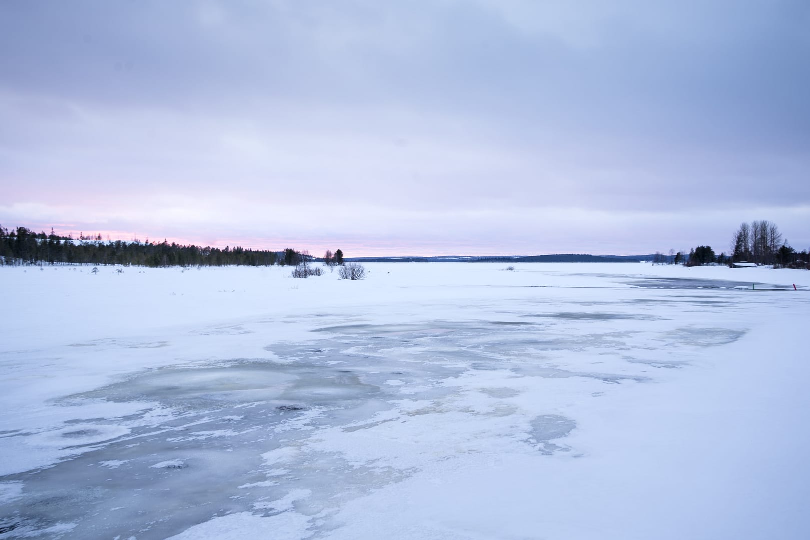 lac gelé au coucher du soleil