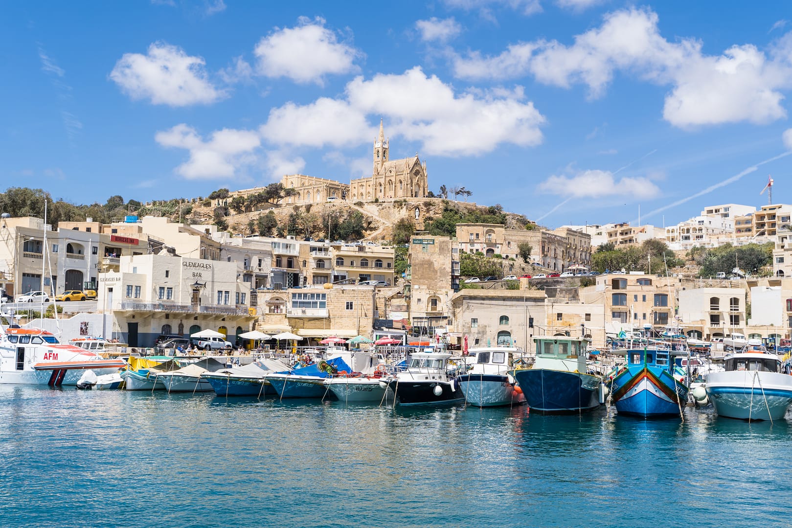 Port de Gozo avec eglise au sommet d'une colline