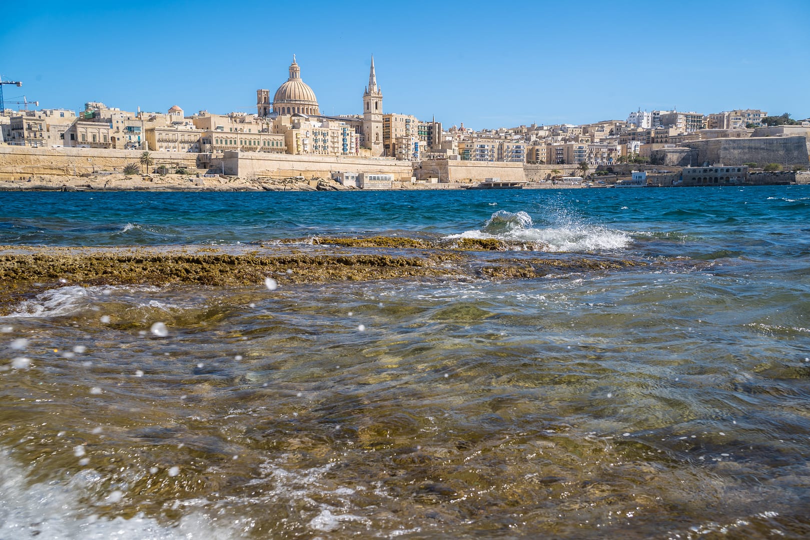 Vu sur l'eglise anglicane de la valette à raz de l'eau agitée