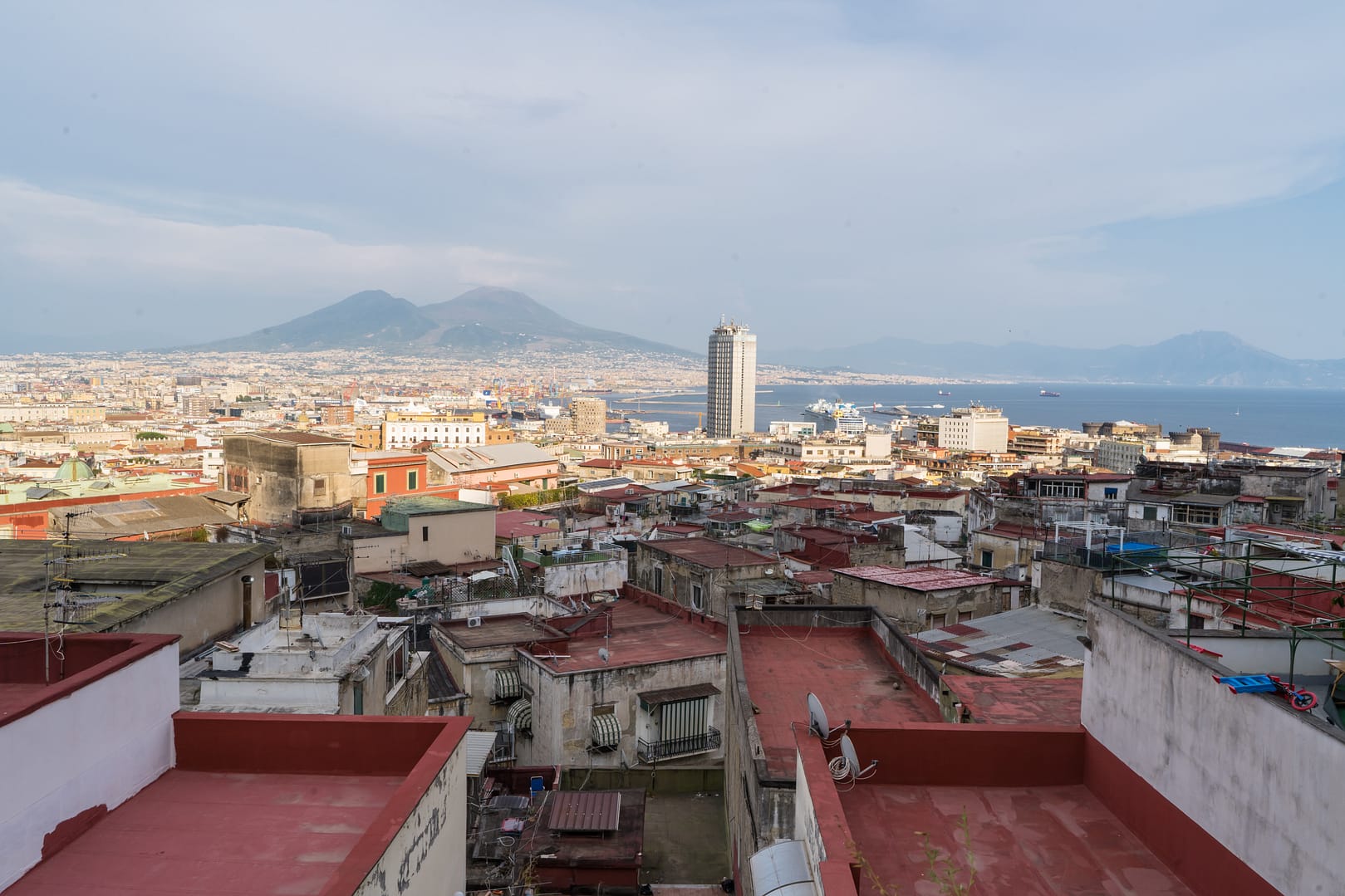 Panorama sur la baie de naples et le Vesuve depuis les hauteurs de la ville