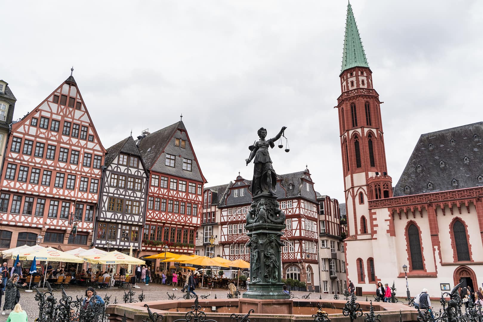 Place Romerberg à Francfort montrant des maisons à colombage et fontaine de la justice