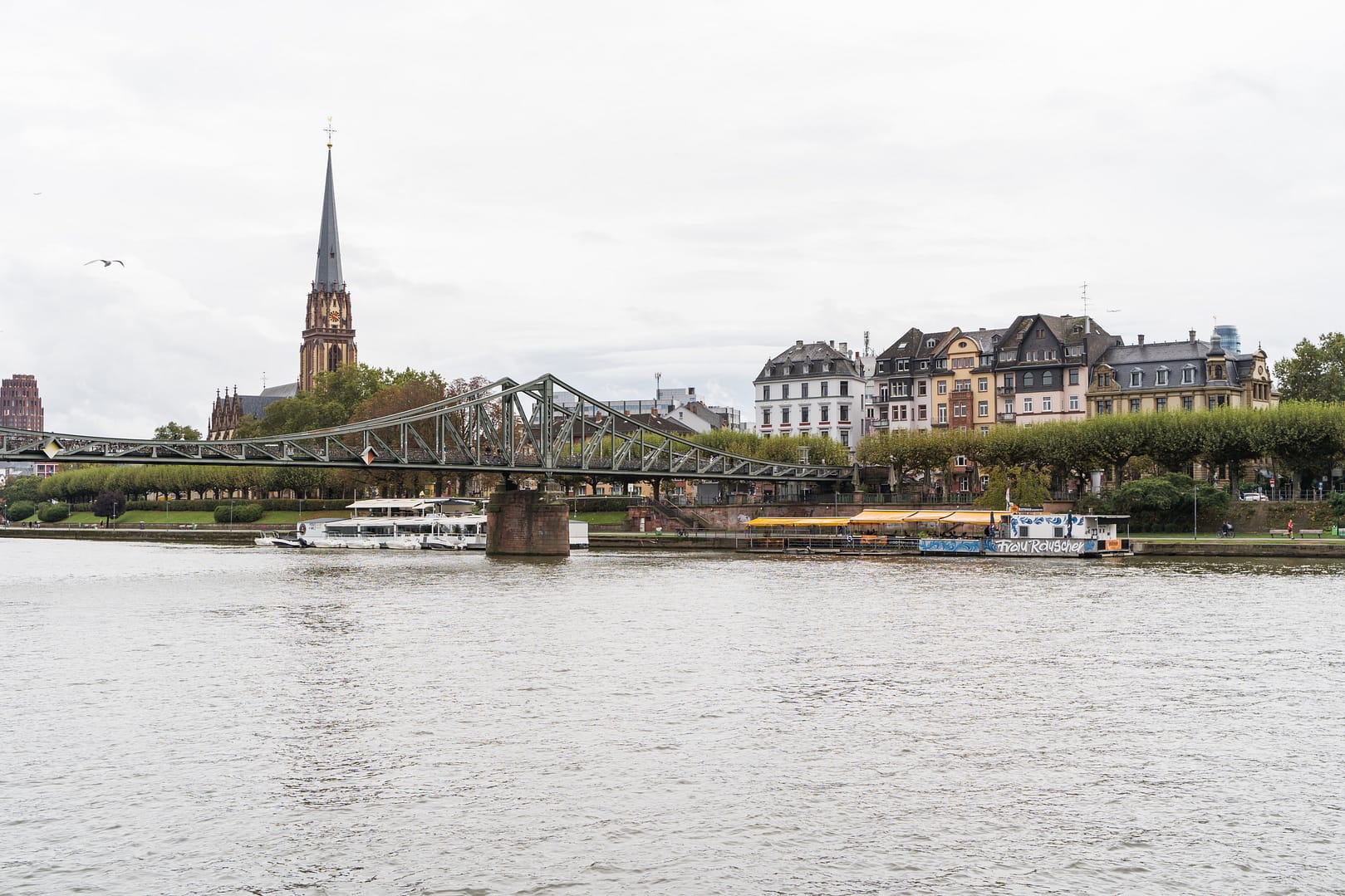 Rivière du Main, maisons traditionnelles et eglise en brique rouge a francfort