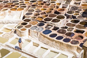 Bacs de couleur dans une tannerie de Fès