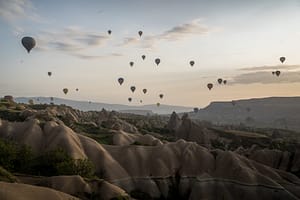montgolfières au dessus des vallées de cappadoce au lever du soleil