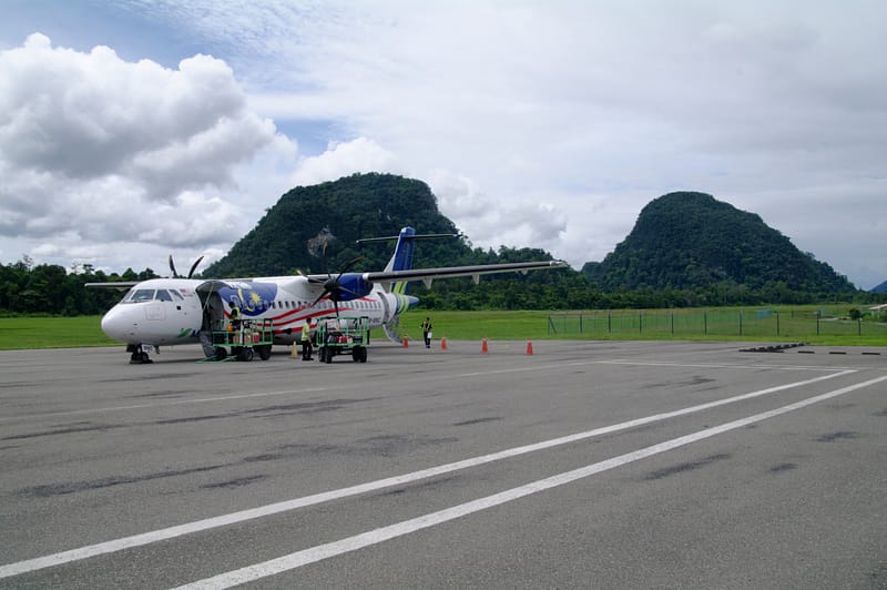 avion à helice en cours de chargement sur une piste dans la jungle
