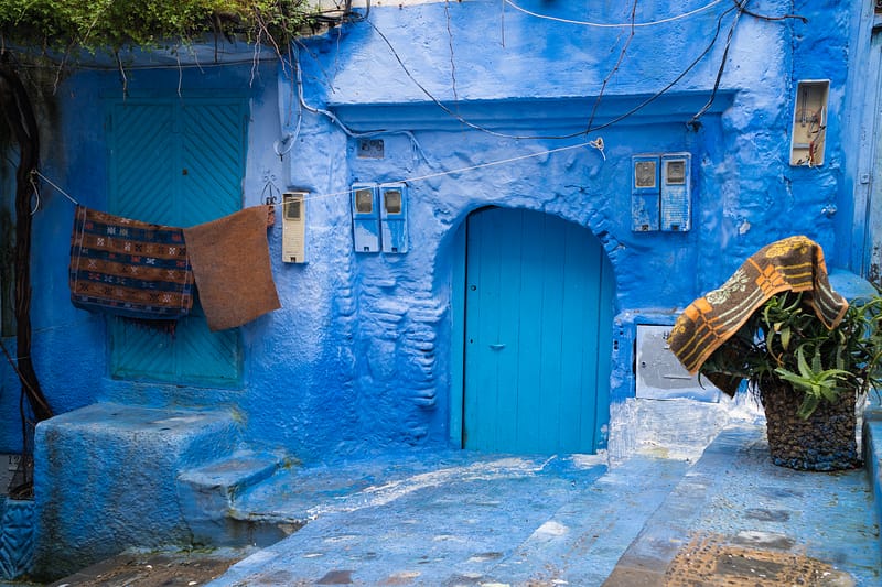 Porte de maison et façade bleue ou sèche du linge à coté