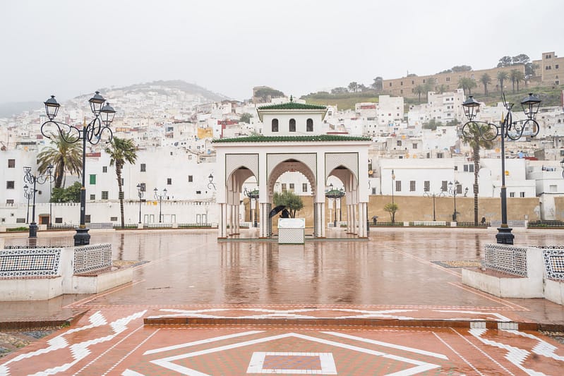 Plan large depuis le pied de medina de Tétouan avec le square du parc Feddan au centre