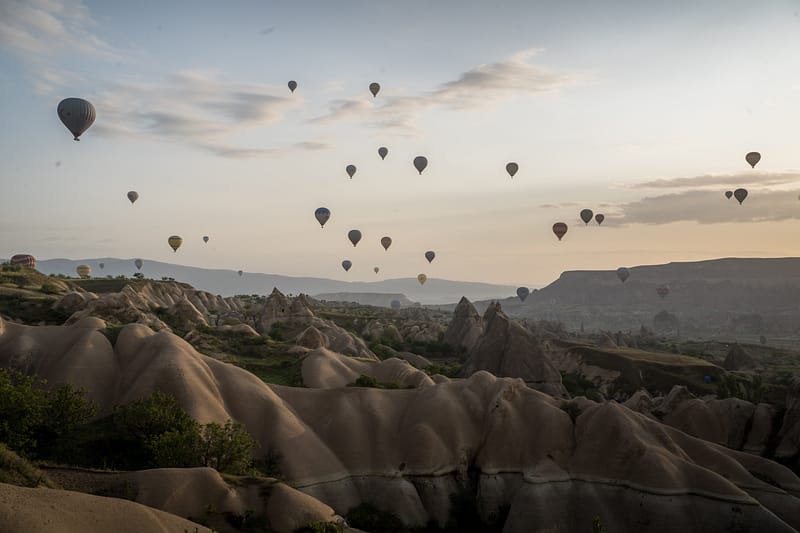 montgolfières au dessus des vallées de cappadoce au lever du soleil