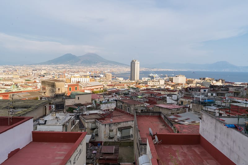 Panorama sur la baie de naples et le Vesuve depuis les hauteurs de la ville