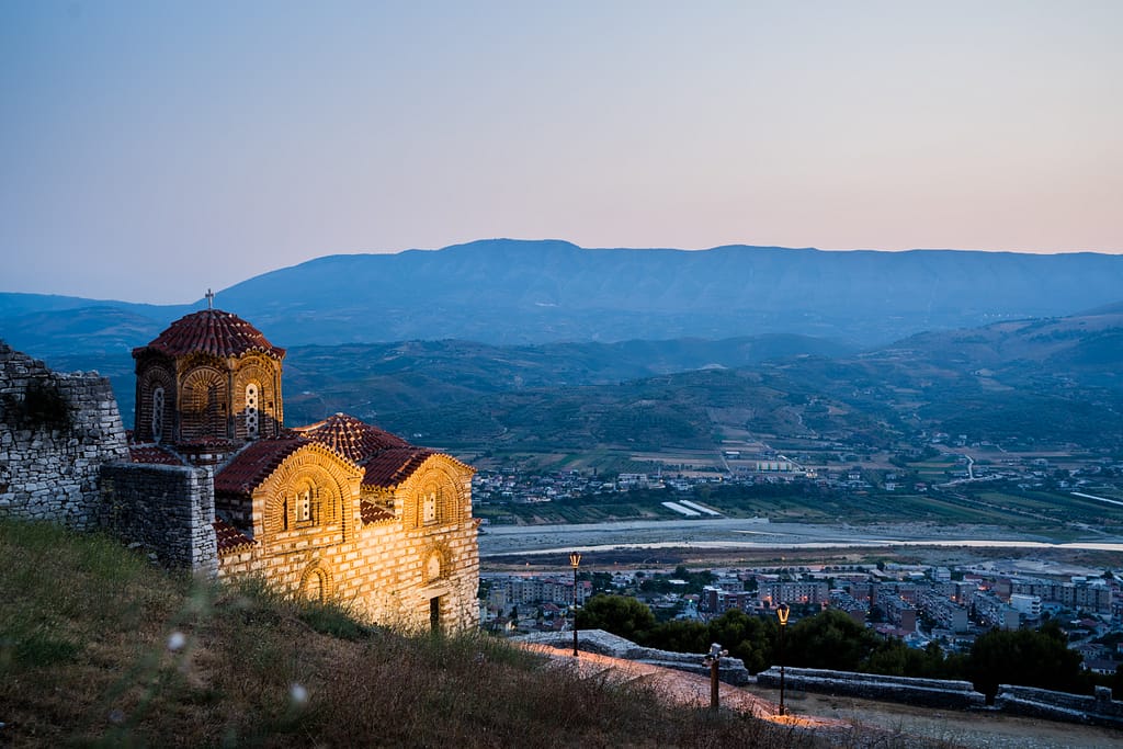 Berat Albanie Eglise Ste Trinité Nuit vue
