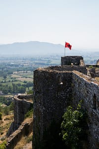Shkodra citadelle rozafa vue drapeau vertical