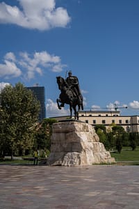 tirana place skanderbeg albanie statue